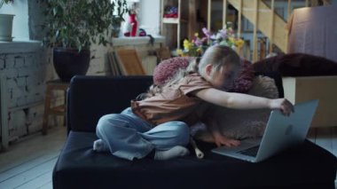 Kız rüzgar flütü çalmayı öğrenmek istiyor. İnternette özel ders arıyor ve talimatlara uyuyor.