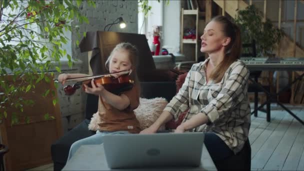 Die Tutorin Bringt Dem Mädchen Das Violinspiel Bei Sie Gibt — Stockvideo