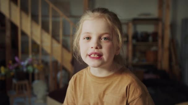 Uma Criança Com Dentes Grandes Grande Sorriso Conta Uma História — Vídeo de Stock