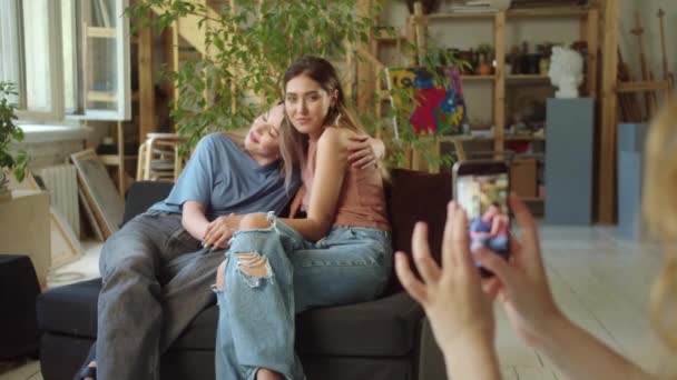 Dos Encantadoras Chicas Lgbt Están Sentadas Sofá Estudio Posando Alguien — Vídeo de stock