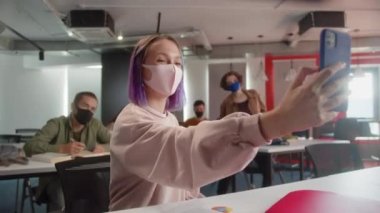 Üniversitedeki dinleyiciler arasında beş enerjik genç sınıf arkadaşı video konuşmasında arkadaşlarıyla konuşuyor. Yüksek kalite 4k görüntü