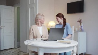 Genç bir kadın odaya girer ve bir sandalyeye oturur. Büyükannesiyle iletişim kuruyor ve ona nasıl bilgisayar kullanacağını söylüyor. Yüksek kalite 4k görüntü