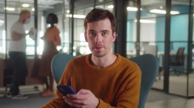 Genç bir erkek öğrenci sandalyeye oturur ve performans için konuşmasını tekrarlar, kapatın. Yüksek kaliteli FullHD görüntüler