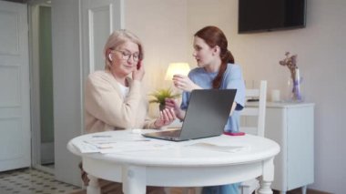 Genç bir kadın yaşlı annesine modern kulaklıkları nasıl kullanacağını öğretiyor. Kız, kablosuz kulaklığı nasıl takacağını ve laptoptan sesi nasıl açacağını açıklıyor. Yaşlı kadın bayılıyor ve çılgınca dans ediyor. Yüksek