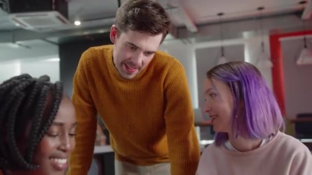 Jóvenes Estudiantes Están Sentados Aula Juntos Viendo Videos Divertidos Sonriendo — Vídeo de stock
