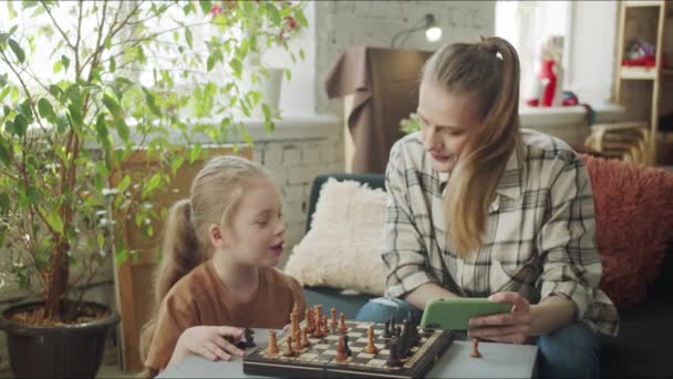 Девушка Мать Сидят Диване Гостиной Играют Шахматы Знают Отравить Игры — стоковое видео