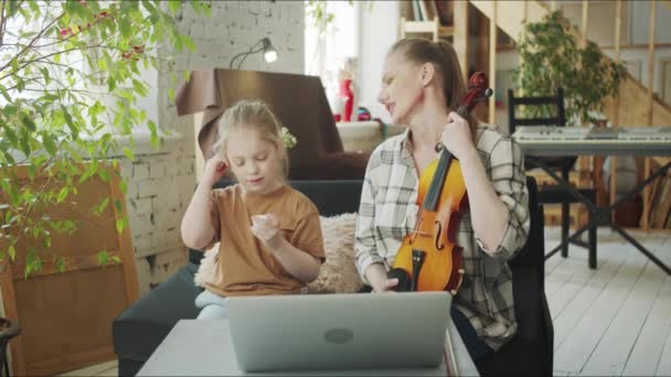 Child Verwendet Weiße Drahtlose Kopfhörer Für Eine Bessere Leistung Musikunterricht — Stockvideo