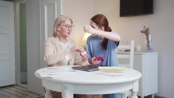 Neta Adulta Ensina Sua Avó Usar Fones Ouvido Sem Fio — Vídeo de Stock