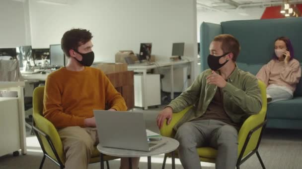 Dva Mladí Studenti Diskutují Své Týmové Práci Projektu Sedící Odpočívadle — Stock video