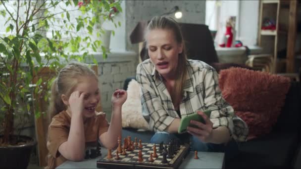 Женщина Сидит Гостиной Маленьким Ребенком Играют Шахматы Женщина Включила Видео — стоковое видео