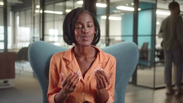 Hal Van Universiteit Spreekt Een Jonge Afrikaanse Professor Het Belang — Stockvideo