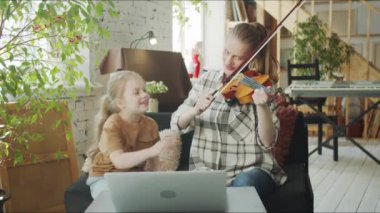 Genç bir anne öğretmenden çalmayı öğrenir. Durumu iyi değil. Küçük çocuğu ona yardım ediyor ve tavsiyeler veriyor. Yüksek kalite 4k görüntü