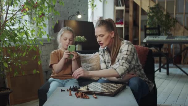 Eine Frau Bringt Ihrer Tochter Das Schachspielen Bei Die Mutter — Stockvideo