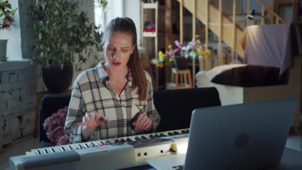 Eerste Les Synthesizer Een Vrouw Gebruikt Een Laptop Met Een — Stockvideo