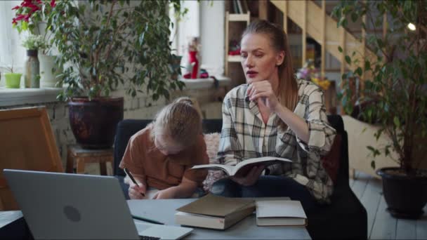 Μητέρα Κάνει Σχολική Εργασία Παιδί Της Κυρία Διαβάζει Κείμενο Από — Αρχείο Βίντεο