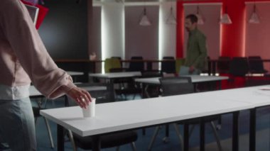 Enerjik genç öğrenciler sınıfa geliyorlar, birbirlerini selamlıyorlar ve masalarına oturuyorlar, seminere hazırlanıyorlar. Yüksek kalite 4k görüntü