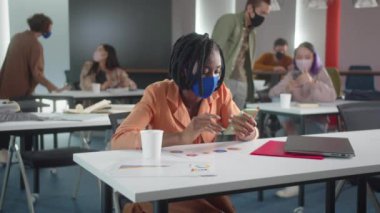 Çekici bir Afrikalı profesör internette araştırma yapıyor ve seminere hazırlanıyor. Yüksek kalite 4k görüntü