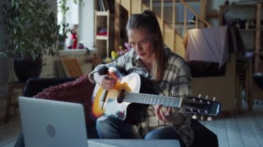 Yetişkin bir kadın müzik öğretmeniyle çalışıyor. Bir melodi çalar ve akıl hocasına sorular sorar. Yüksek kalite 4k görüntü