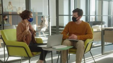 İki öğrenci salonda birlikte oturuyorlar ve yapmaları gereken projeyi tartışıyorlar. Yüksek kalite 4k görüntü