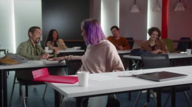 Genç öğrenciler semineri dinliyorlar, biraz eğleniyorlar ve gürültü yapıyorlar. Yüksek kalite 4k görüntü