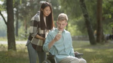 Hoş bir çift birlikte komik selfie çekiyorlar. Parkta güzel bir havada gülümsüyor ve poz veriyorlar. Yüksek kalite 4k görüntü