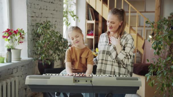 Bir Kadın Çocuğuna Sentezleyici Çalmayı Öğretiyor Çocuk Direniyor Müzik Yapmak — Stok video