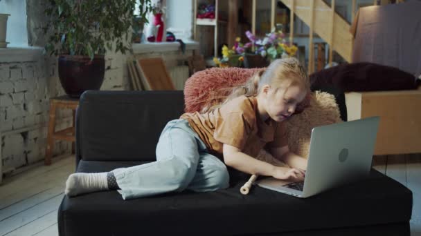 Lány Laptopot Használ Tanuláshoz Zenei Tutorialt Keres Gyermek Hátradől Kanapén — Stock videók
