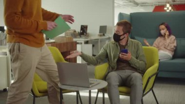 Öğrencilerden biri sınıf arkadaşıyla tanışıyor ve projelerini tartışmaya başlıyor.