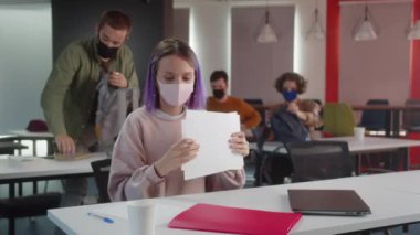 Öğrenciler sınıftaki semineri bitirdikten sonra eşyalarını alıp gidecekler.