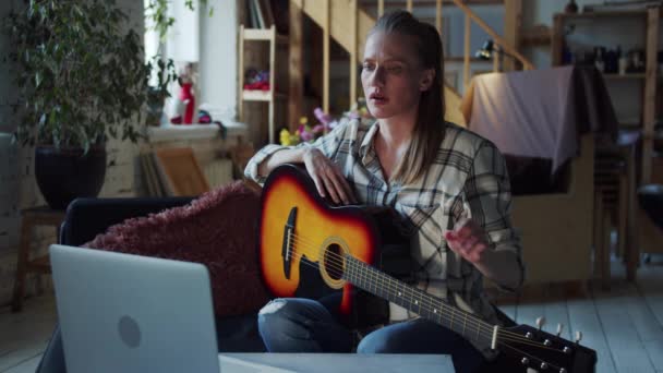 Eine Junge Frau Karierten Hemd Sitzt Auf Einem Sofa Sie — Stockvideo