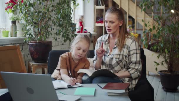 그 소녀는 노트북으로 글을 읽고 노트북으로 글을 쓴다. 어머니가 도와 주 세요 — 비디오
