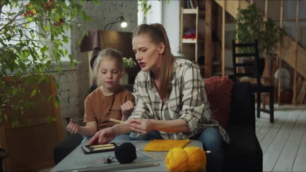 Babá ensina a menina como de crochet — Vídeo de Stock