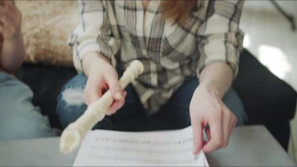 Ibu berjuang untuk mendapatkan putrinya untuk bermain musik — Stok Video