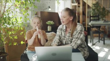 Bir kadın müzik dersinde kızına yardım eder. Kız internetten öğretmenle nişanlanmış.