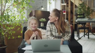 Çocuk ve annesi müzik öğretmenini neşeyle selamlıyorlar. Kız dikkatsizce flüt çalmaya başlar.