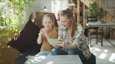 Annem birlikte telefonda flüt dersi izliyordu.