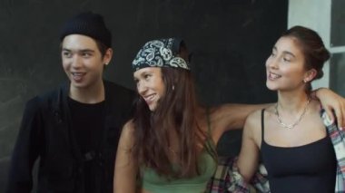 Okul çocukları uzun bir ayrılıktan sonra birbirlerini özlediler.