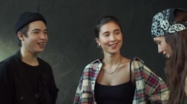 Öğrencilerin dans okuluna mutlu dönüşü.