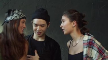 Spor giyim bölümündeki çocuklar tatilden sonra birbirlerini tanıdıkları için mutlular.