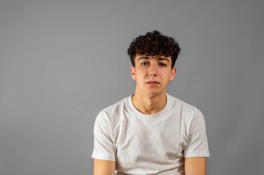 reklam, fikir, ilham ve insanlar kavramı - genç adam gri ararken gülümseyen mutlu