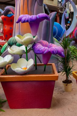 Burriana, İspanya 10-10-2021: Fallas bebeklerinin bu partinin ilk kutlaması yeni normallikte