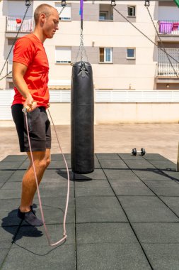 İp atlama. Genç sporcu antrenman yapıyor ve dışarıda egzersiz yapıyor. Spor, spor, sokak sporu konsepti.