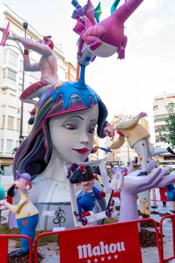 Burriana, İspanya 10-10-2021: Fallas bebeklerinin bu partinin ilk kutlaması yeni normallikte