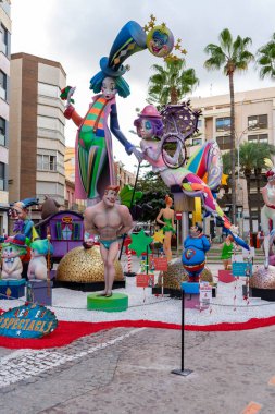 Burriana, İspanya 10-10-2021: Fallas bebeklerinin bu partinin ilk kutlaması yeni normallikte