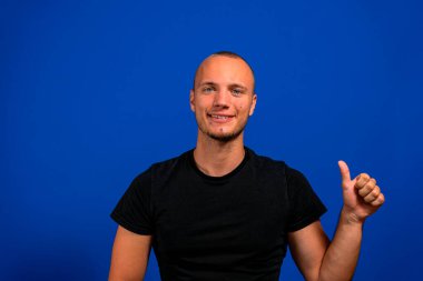 Mutlu bir adam ile mavi bir arka plan üzerinde başparmak