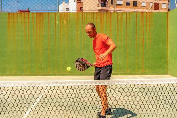2021年1月6日，西班牙柏林纳：身穿运动服打乒乓球的白人年轻人 — 图库照片