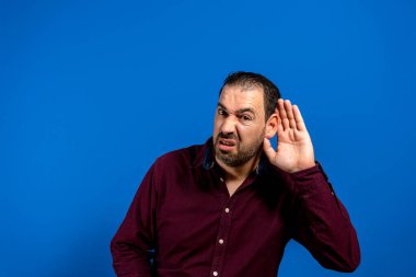 Yakışıklı, orta yaşlı, soyutlanmış bir geçmişi olan, dedikoduları ve dedikoduları dinleyen zarif bir adam. Sağırlık kavramı.