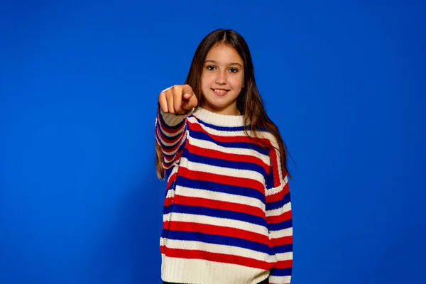 Brunette hispanique fille portant pull rayé pointant du doigt la caméra et vous, signe de la main, geste positif et confiant de l'avant — Photo