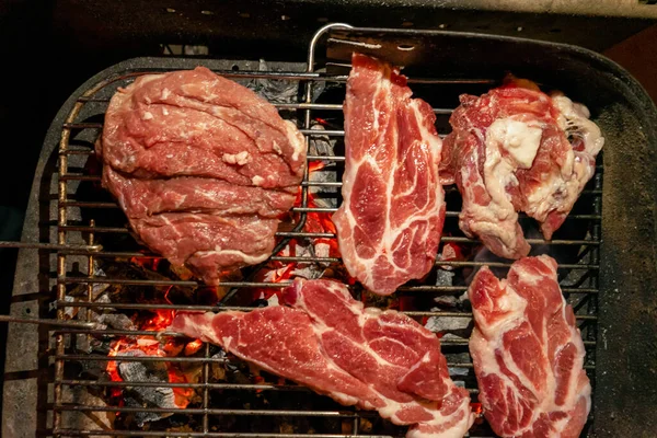 Barbacoa nocturna de cerdo con brasas de carbón. Picaduras con buen color y sabroso. Concepto de comida gourmet —  Fotos de Stock