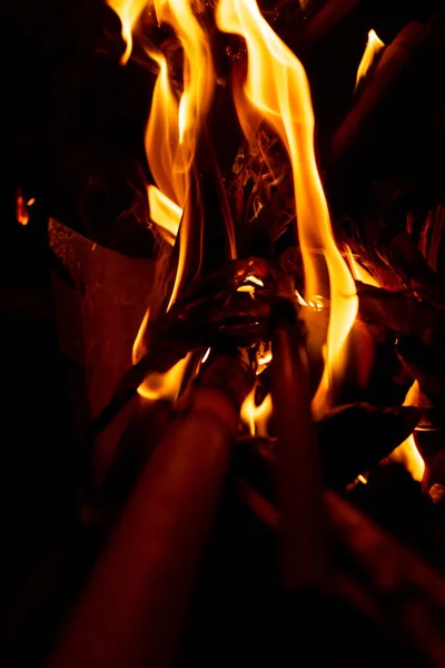 Красивое образование огня, созданного путем сжигания сухой тростник, образующих зрелищное и яркое пламя в темноте ночи. Концепция красоты и разрушения. — стоковое фото